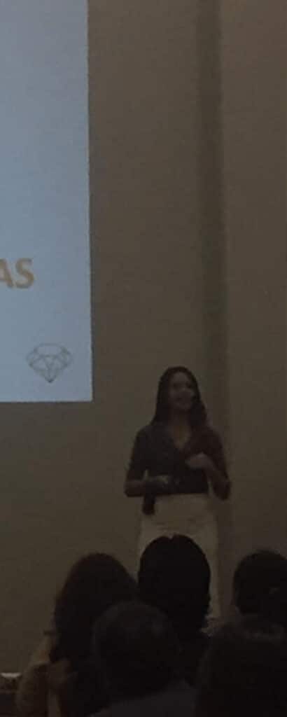Jimena hablando en publico